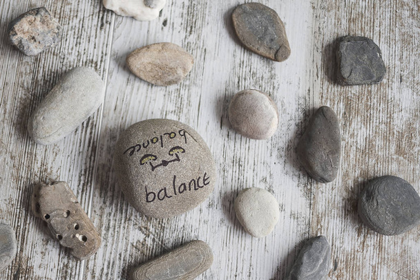 Слова из жизни, написанные на круглых камнях
 - Фото, изображение