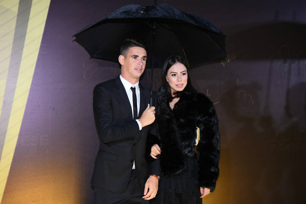 Brazilian football star Ricardo Izecson Dos Santos Leite, left, known as Kaka, and his fiancee Carolina Dias arrive on the red carpet for the 2018 Chinese Footballer of the Year Awards in Shanghai, China, 20 February 2019. - Foto, Imagen