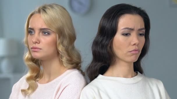 Dos mujeres atractivas sentadas por separado, mejores amigos peleando, relaciones
 - Imágenes, Vídeo