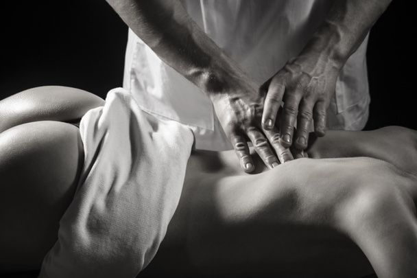 Жінка масаж, масаж. Терапія, догляду за тілом. SPA тіла здоров'я концепція релаксації, спа-центр, відновлення. Пара сексуальна жінка в spa салон масажу. Масажист робити масаж на тілі жінки - Фото, зображення