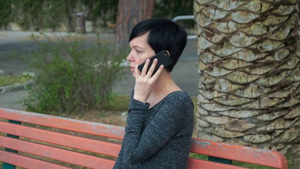 mujer joven hablando en el teléfono inteligente
.  - Foto, Imagen