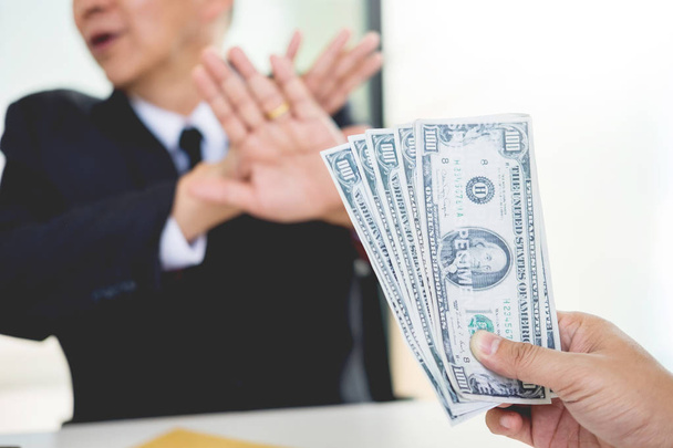 Επιχειρηματίας που αρνείται να λάβει τα χρήματα που έρχονται με συμφωνία χαρτί - καμία έννοια της δωροδοκίας και της διαφθοράς - Φωτογραφία, εικόνα