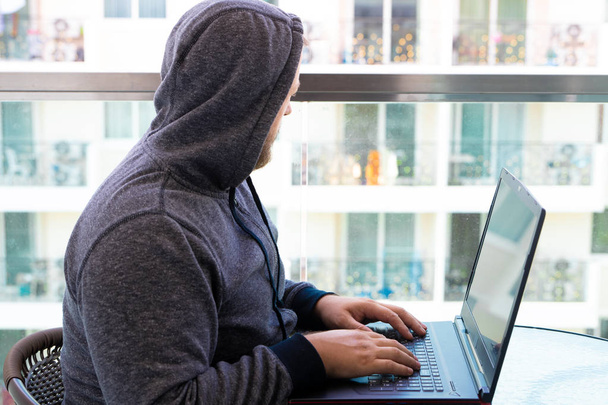Кіберзлочинність, хакерство та концепція технології - чоловічий хакер, що пише код або використовує комп'ютерну вірусну програму для кібер-атаки
 - Фото, зображення