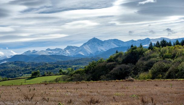 näkymä maaseudulle Pyreneiden vuoristossa taustalla
 - Valokuva, kuva