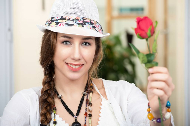 portré egy gyönyörű hippi lány nyári kalap - Fotó, kép