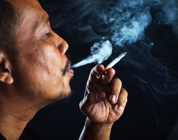 Close up man smoking - Фото, изображение