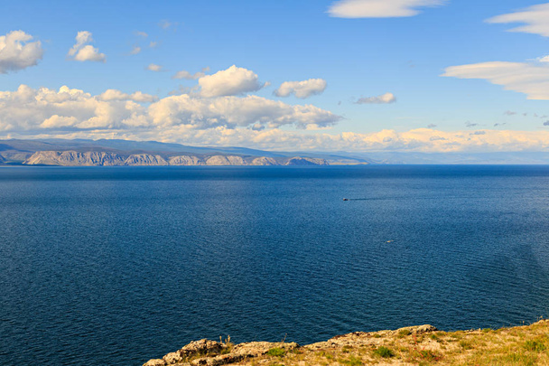 Öböl kis tengeri a Bajkál-tó. A szárazföld a sziget Olkhon kilátás. Oroszország - Fotó, kép