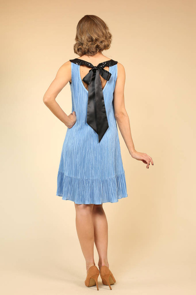 Blonde girl posing in blue dress - Foto, immagini
