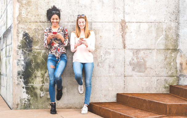 Onnelliset tytöt parhaat ystävät hauskaa ulkona mobiili älypuhelin - Ystävyys käsite Millenial tyttöystäviä älypuhelimissa - Moderni naisten elämäntapa naisten muoti bloggaaja vaikuttajia
 - Valokuva, kuva