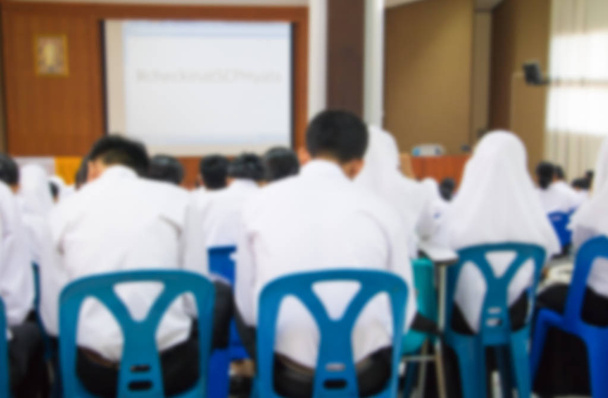 flou des étudiants musulmans et séminaire des enseignants dans la salle de conférence qui a écran projecteur blanc avec espace de copie ajouter du texte
 - Photo, image