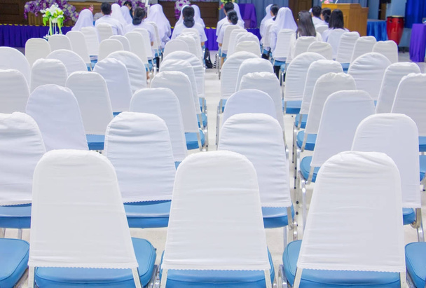 sillas de fila vacías en preparar seminario una sala de reuniones, Seleccione el enfoque con poca profundidad de campo
. - Foto, imagen