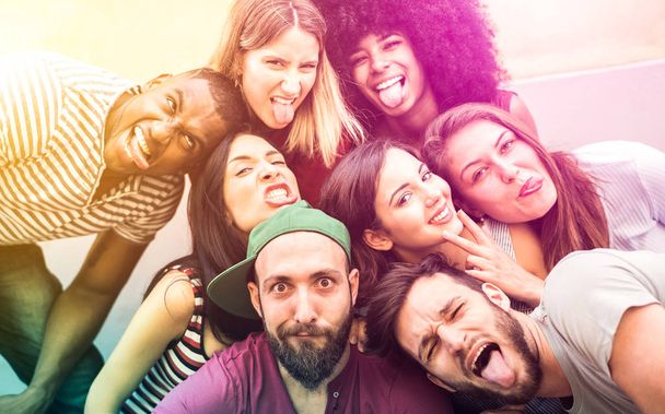 Komik suratlar - mutlu gençlik dostluk kavramı gençlerle birlikte eğleniyor uluslararası moda ırkçılığa karşı - Psychedelic Radyal filtre ile selfie alarak çok ırklı millenial arkadaşlar - Fotoğraf, Görsel