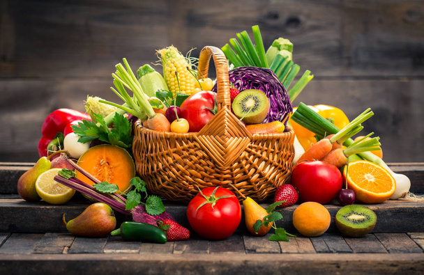 close up view of fresh vegetables and fruits arranged on wooden tabletop - Foto, Imagem