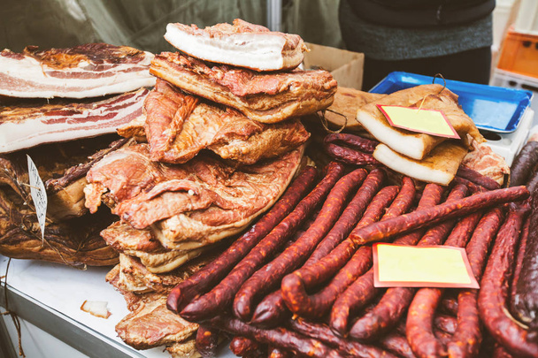 Variedade selecionada de carne defumada, comida tradicional doméstica artesanal sérvia no mercado local de alimentos para agricultores
. - Foto, Imagem