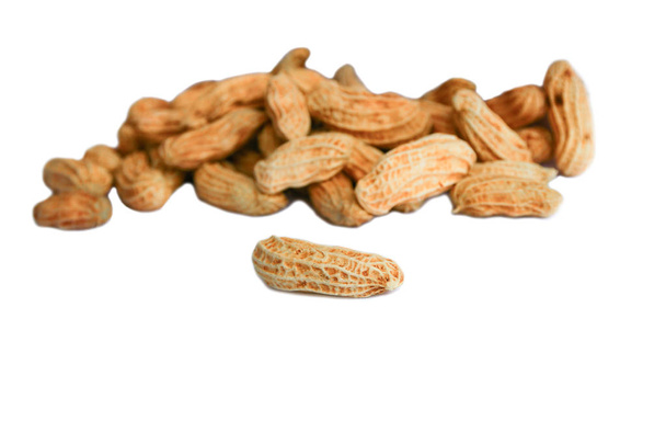Erdnussgruppe. Nüsse aus nächster Nähe auf weißem Hintergrund - Foto, Bild