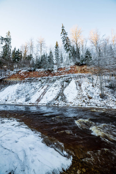 río bosque congelado en invierno con acantilados de arenisca, nieve y hielo en un día soleado
 - Foto, Imagen