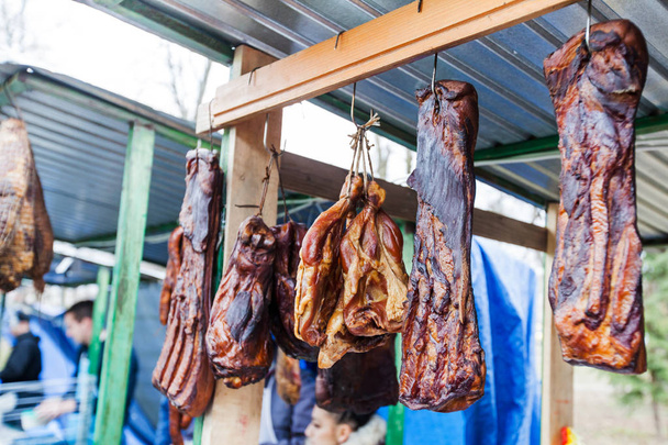 スモーク肉の選択されたアソルティマン,地元の農家の市場でセルビアの手作りの国内伝統食品. - 写真・画像