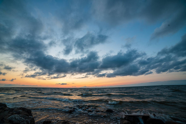 colorido atardecer en la playa del mar en verano con cielo limpio y aguas tranquilas. mar báltico
 - Foto, Imagen