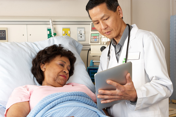 Lääkäri käyttäen Digital Tablet puhuu Senior Patient
 - Valokuva, kuva