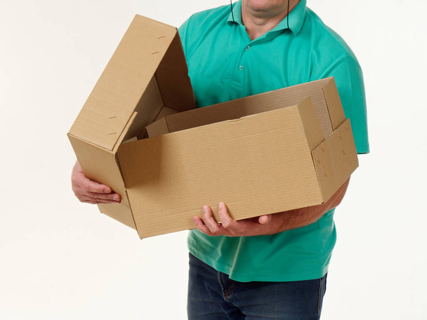 muž drží ve svých rukou velkou krabici na bílém pozadí 5 - Fotografie, Obrázek