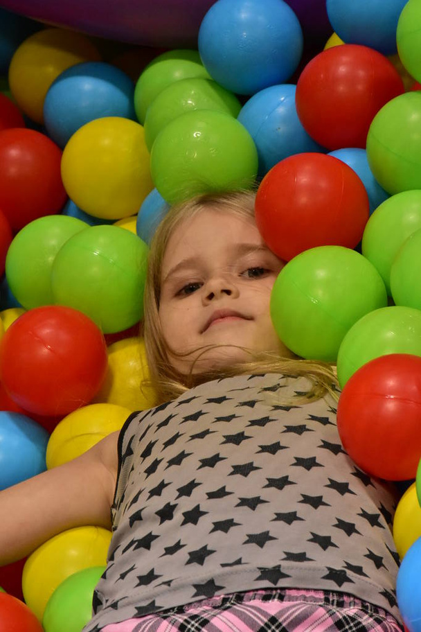 ronde gekleurde ballen en speeltuin - Foto, afbeelding