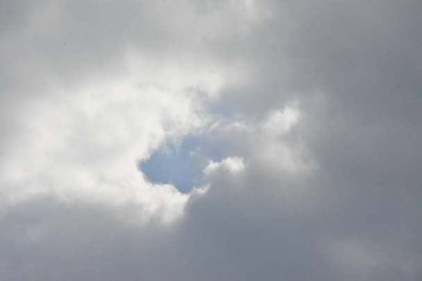 Blauwe lucht witte wolken - Foto, afbeelding