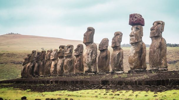 Panorámás kilátás nyílik a 15 Moai Ahu Tongariki a Húsvét-sziget. Rapa Nui - Fotó, kép