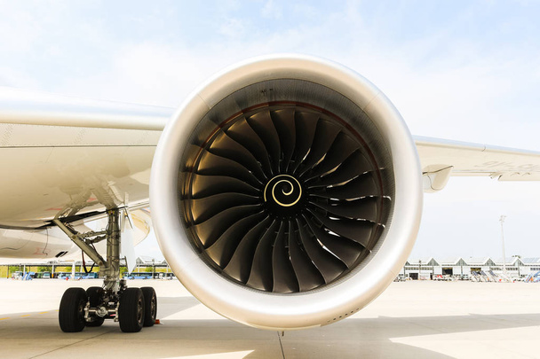 Мотор сучасного пасажирського реактивного літака. Обертаються лопаті вентилятора і турбіни
. - Фото, зображення