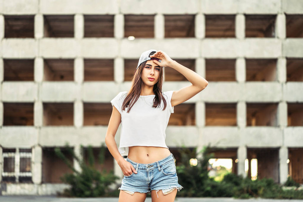 Pretty sporty brunette girl outdoor with old building behind - Foto, immagini