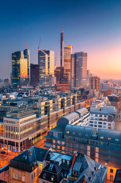 Frankfurt am Main, Germany. Aerial cityscape image of Frankfurt am Main skyline during beautiful sunrise. - Foto, afbeelding