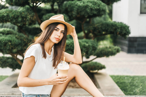 Brunette pretty tourist girl outdoor with cup of cold coffee - Foto, Imagem