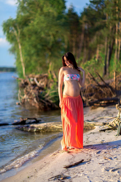 έγκυος γυναίκα στην παραλία - Φωτογραφία, εικόνα
