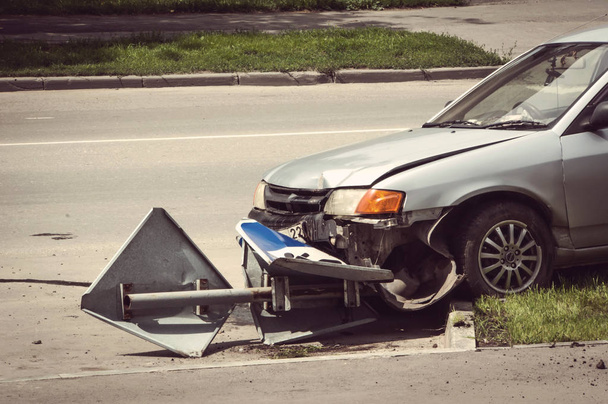 Arabanın önünde yakın kaza çarpıştı bir güçle kutup şiddetli çarpışma. Araba kaza portre - Fotoğraf, Görsel
