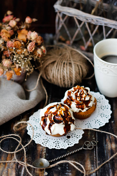 muffins with butter cream and caramel, selective focus - Fotoğraf, Görsel