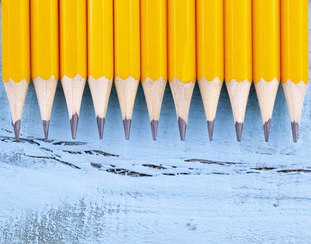 Жовті олівці на жовтому тлі
 - Фото, зображення