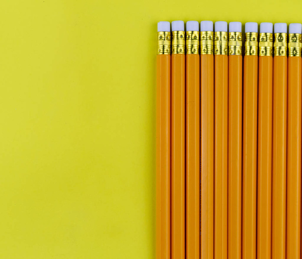 Sarı arkaplanda sarı kalemler - Fotoğraf, Görsel
