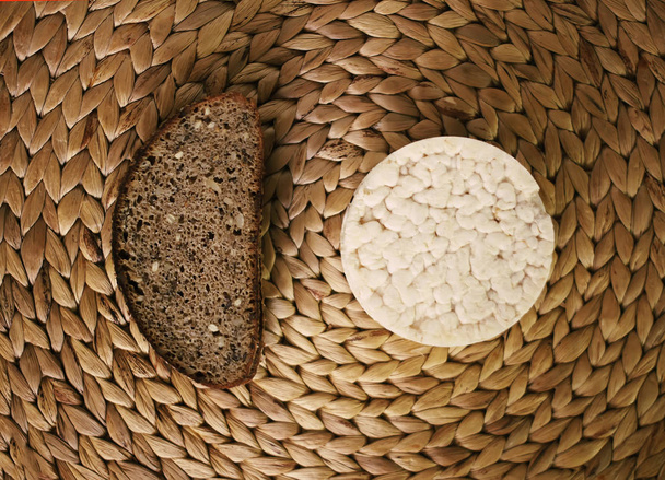 Galletas de arroz blanco y pan en la alfombra de lugar whicker
. - Foto, imagen