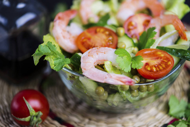 fresh vegetable and shrimp salad with green peas in a glass plate - Фото, изображение