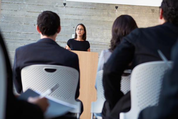 Businesswoman Delivering Presentation At Conference - Foto, Imagen