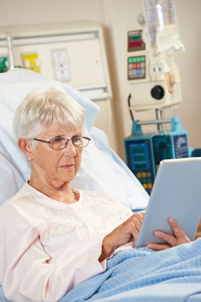 Senior Female Patient Relaxing In Hospital Bed With Digital Tabl - Foto, Imagen