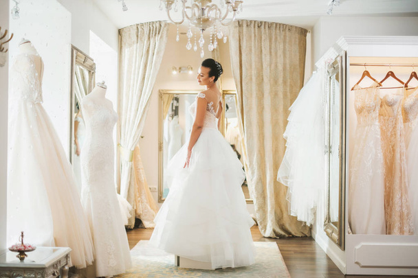 Beautifu novia elegir vestido de novia en un salón de bodas
 - Foto, Imagen