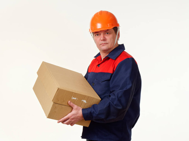 hombre sostiene en sus manos una gran caja sobre un fondo blanco 5
 - Foto, Imagen