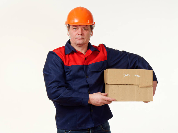 άνδρας που κρατά στα χέρια του ένα μεγάλο κουτί σε λευκό φόντο 5 - Φωτογραφία, εικόνα