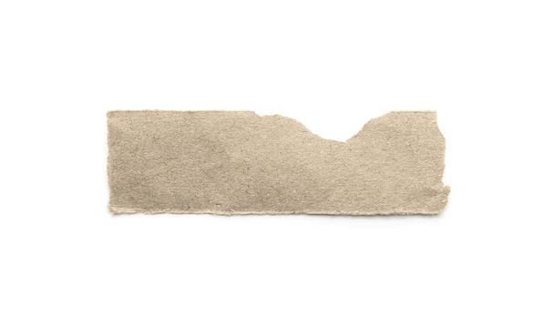 Artesanato de papel reciclado em um fundo branco. Papel marrom rasgado ou rasgado pedaços de papel isolado em branco com caminho de recorte
. - Foto, Imagem