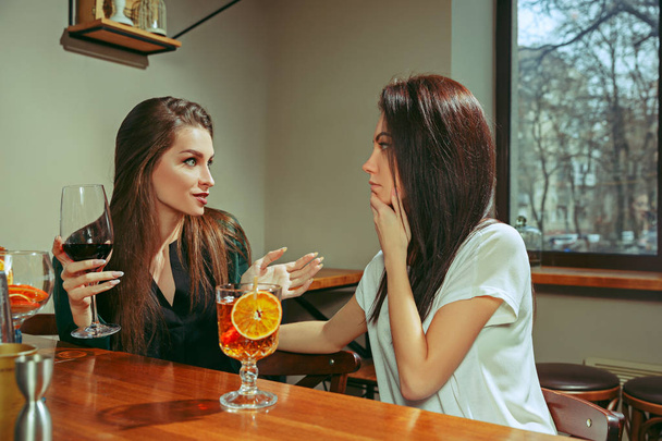 Friends having a drinks at bar - Foto, Bild