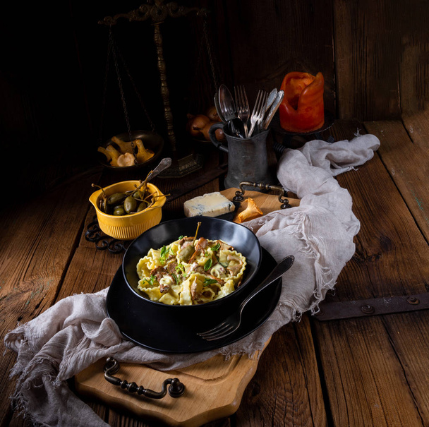 Reginette noodles in cream sauce with fresh chanterelles and caper - Fotografie, Obrázek