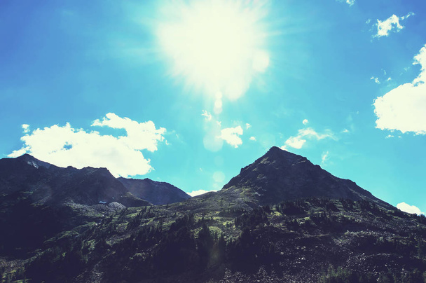 Горный пейзаж. Вершина горы на фоне голубого неба
 - Фото, изображение