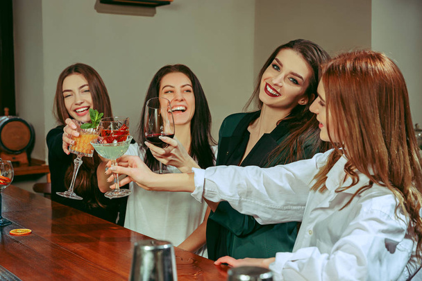 Bir içki olan arkadaşlar bar - Fotoğraf, Görsel