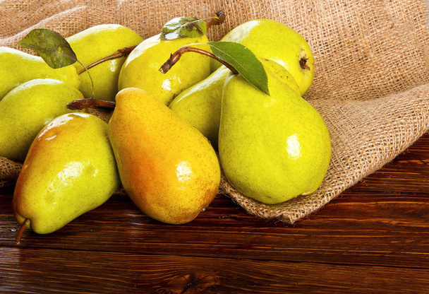 ripe pears on a wooden background - Fotoğraf, Görsel