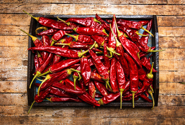 Αποξηραμένες κόκκινες πιπεριές σε μια προβολή box top - Φωτογραφία, εικόνα